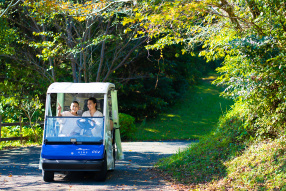 ランドカーで施設内を散策