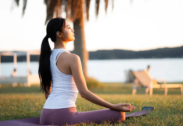 屋外でヨガをする女性