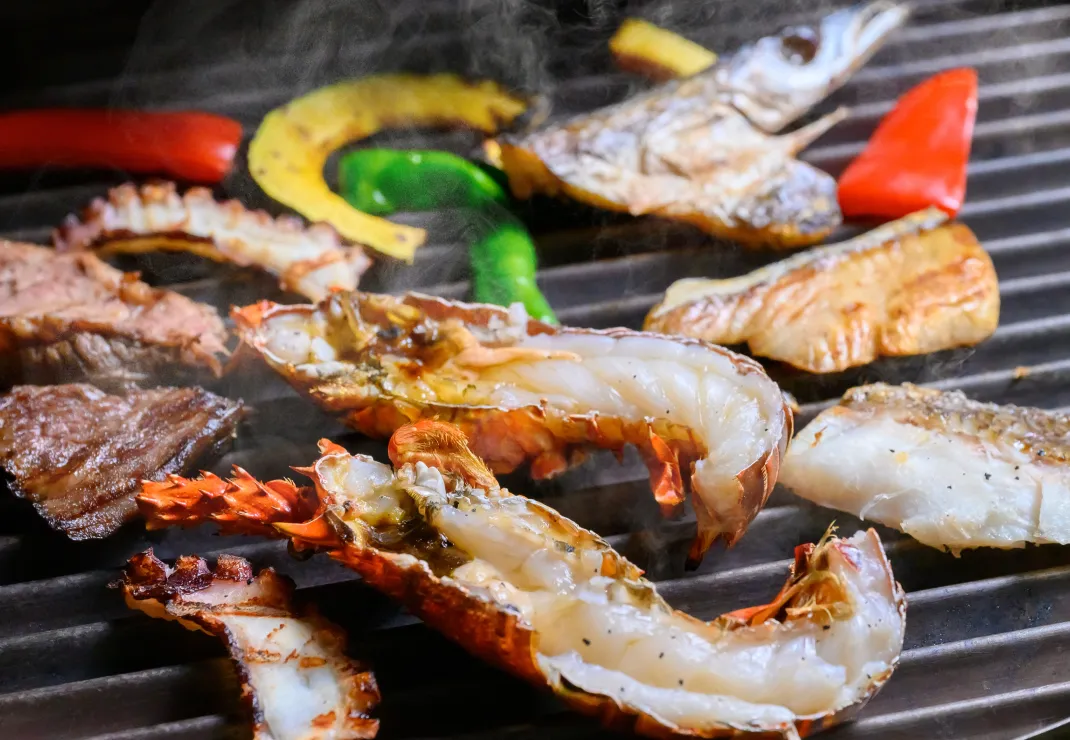 3人家族でBBQディナーを楽しむ様子