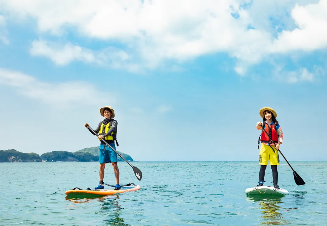 プレートに盛られた色とりどりの朝食ブッフェの料理
