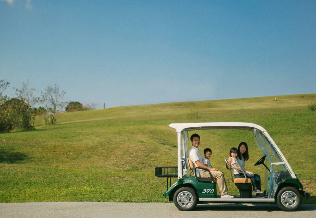 まずはランドカーで施設内を散策