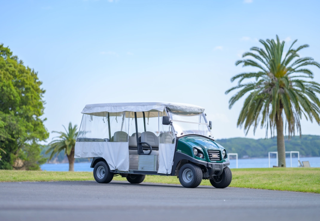 ランドカーで散策