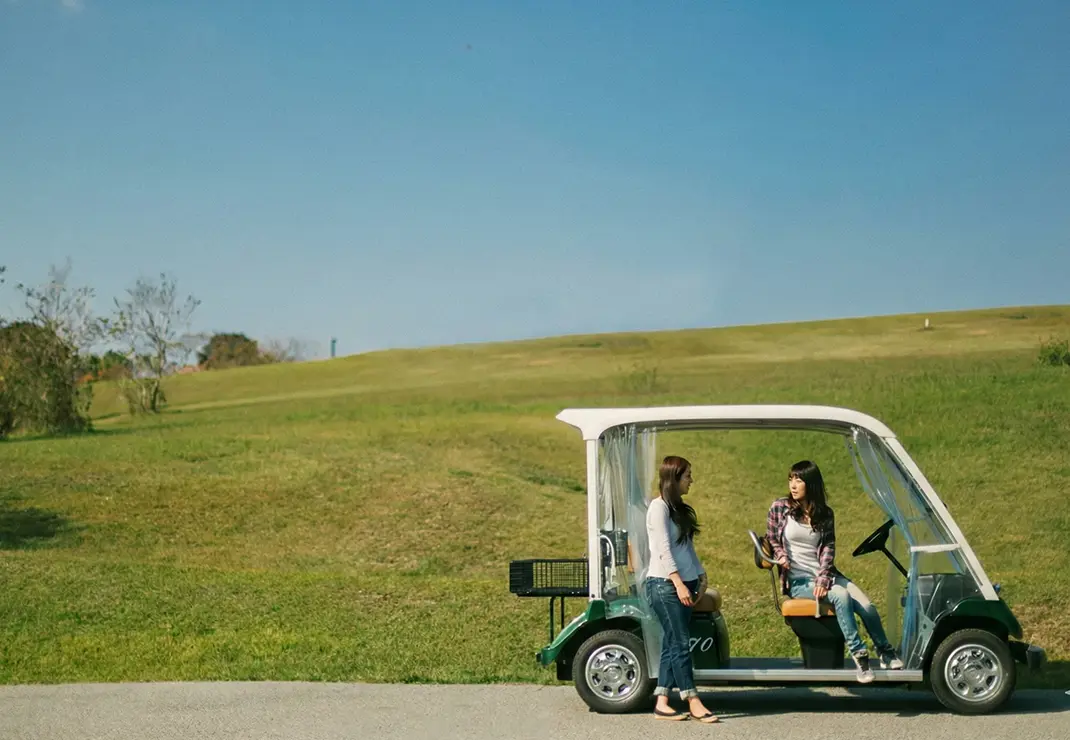 広大な敷地をランドカーでゆったりと巡る