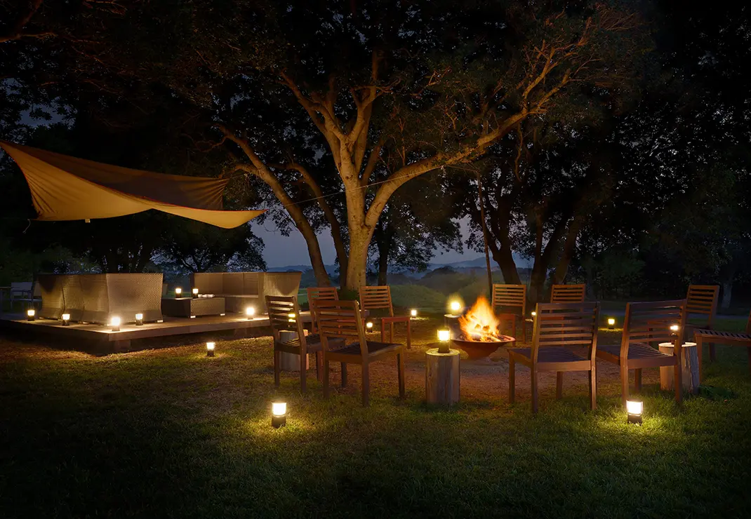 満点の星空の下、焚き火を囲み優雅なカフェタイム