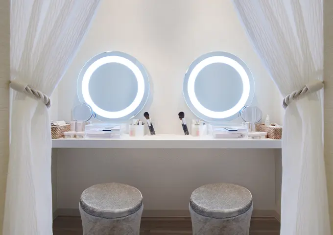 施術後に落ち着いてメイクができるパウダーコーナー